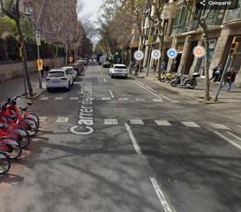 Flat  Carrer de la diputació. Piso exterior con 4 habitaciones con balcon, para reformar