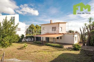 Haus in Alella. Casa de dos plantas en parcela totalmente plana