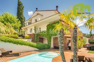 Maison à Califòrnia-Santa Madrona. Exclusivitat, llum i disseny en una espectacular casa a 4 vents