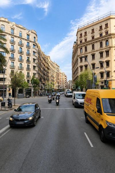 Piso de 95 m con terraza ,para reformar en calle balmes en Barcelona