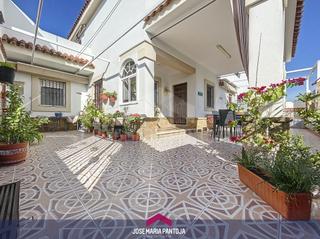 Casa aparellada a Caballero Bonald-S. José Obrero-Guadalcacín. Pareada en guadalcacin