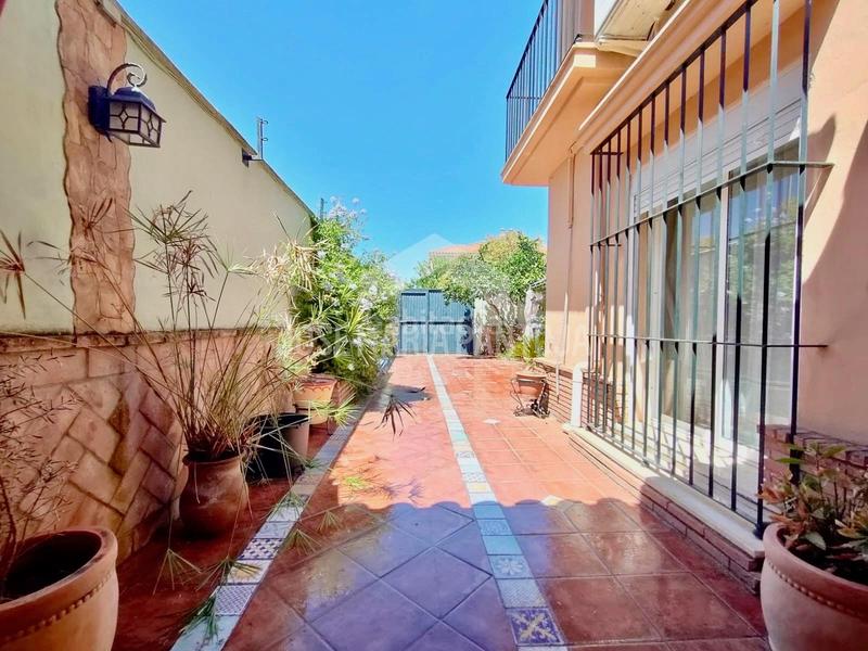 Foto ec46edb8-d603-425c-8b7d-b9848c6e6306. Casa aparellada a Pozoalbero Jerez de la Frontera