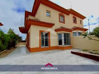 Casa aparellada a Puertas del sur - Guadabajaque. Pareado en zona campo de golf sur