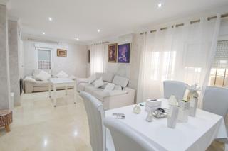Casa aparellada a Puertas del sur - Guadabajaque. Pareado en el campo de golf
