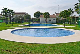 Casa aparellada a Puertas del sur - Guadabajaque. Pareado en el campo de golf