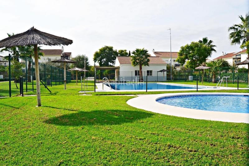 Foto f0ec4b28-507e-4cd0-a486-5c82339bf145. Casa pareada pareado en el campo de golf en Puertas del sur - Guadabajaque Jerez de la Frontera