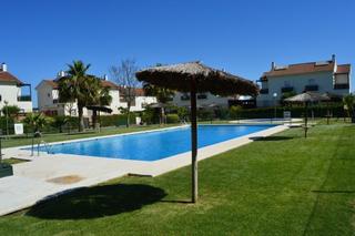 Casa aparellada a Puertas del sur - Guadabajaque. Pareado en el campo de golf