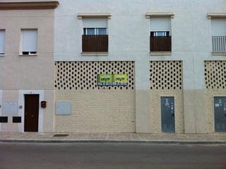 Location Local commercial à Caballero Bonald-S. José Obrero-Guadalcacín. Amplio local comercial en la avenida principal de guadalcacin
