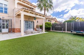 Casa aparellada a Puertas del sur - Guadabajaque. Casa pareada de 4 dormitorios y sótano en campo de golf !