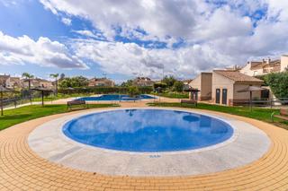 Casa aparellada en Puertas del sur - Guadabajaque. Casa pareada de 4 dormitorios y stano en campo de golf !
