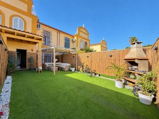 Casa adossada a Parque Atlántico - Ronda este. Adosada reformada en urbanización cartuja este con 2 patios