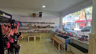 Locale commerciale in Puertas del sur - Guadabajaque. Local comercial con amplio escaparate en puerta del sur