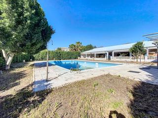 Xalet a Parque Atlántico - Ronda este. Vivienda rústica dividida en vivienda y negocio.