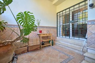 Casa aparellada a Parque Atlántico - Ronda este. Amplia vivienda unifamiliar con doble acceso, patio y vestidor.