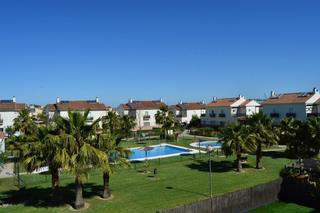 Casa aparellada a Puertas del sur - Guadabajaque. Casa pareada en zona campo de golf en urbanización con piscina
