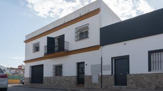 Casa a El Rocío - La Milagrosa. Casa con local y azotea con vistas despejadas.