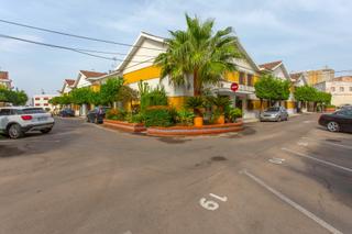 Casa a Parque Avenida. Casa adosada en residencial los abetos.