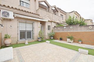Semi detached house in Montealto. Adosado con patios en los villares