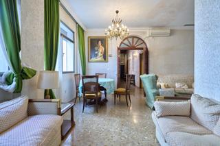 Casa en Centro. Casa tradicional con patio andaluz y local comercial en el coraz