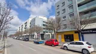 Lloguer Local Comercial a Caballero Bonald-S. José Obrero-Guadalcacín. Local en alquiler en bruto con salida de humos en avenida josé m