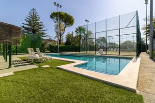 Chalet in Parque Avenida. Chalet en el cuco con gran parcela, piscina y pista de pádel pro