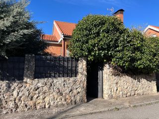 Xalet  Abetos. Chalet independiente en pioz guadalajara