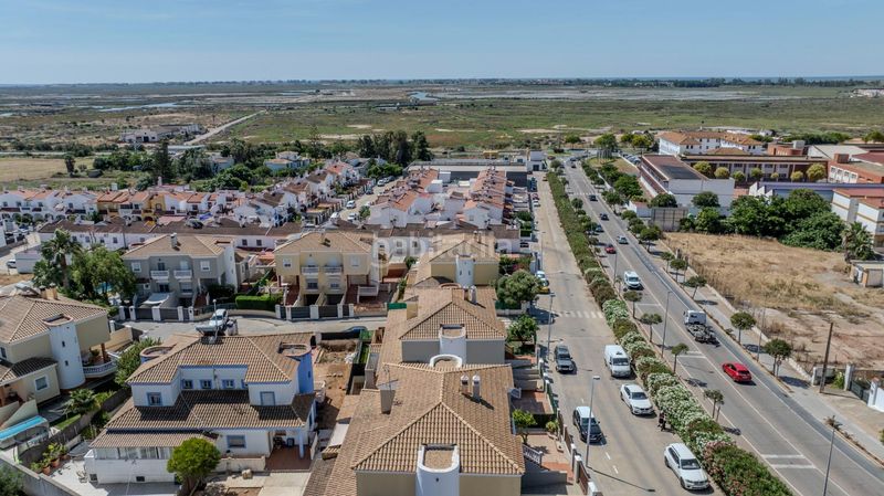 Foto 0cc14fb5-4ffd-4c64-9b79-62ad75e187ff. Casa aparellada amb aparcament a Ayamonte ciudad Ayamonte