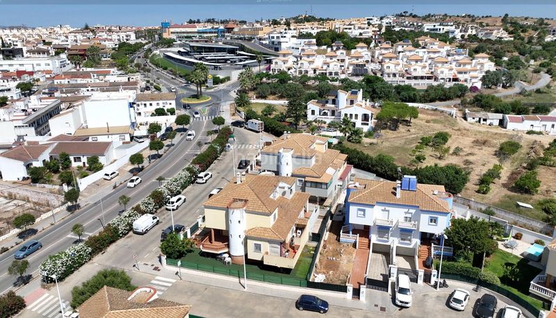 Foto 3d122bc8-4729-44d7-acc4-5226c9092b48. Casa aparellada amb aparcament a Ayamonte ciudad Ayamonte