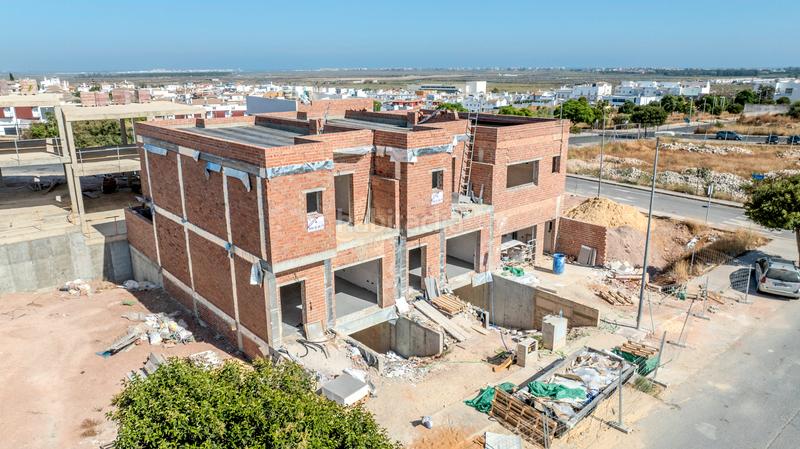 Foto 234fc73b-bcaf-4f4b-8372-907d9a2d09cd. Casa adossada 205m<sup>2</sup> amb aparcament a Ayamonte ciudad Ayamonte