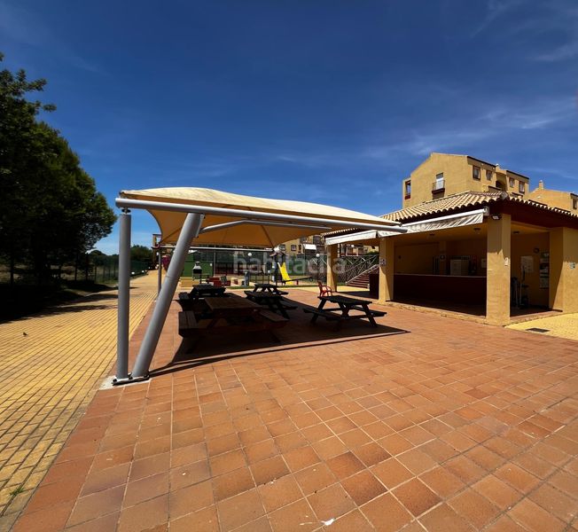 Foto 91981fed-a8f5-4ca2-a840-2f047d980301. Apartament amb aparcament piscina a Costa Esuri Ayamonte