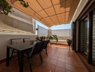 Casa aparellada a Villablanca. Amplia vivienda de esquina con acceso a piscina en villablanca