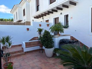 Casa aparellada a Villablanca. Amplia vivienda de esquina con acceso a piscina en villablanca