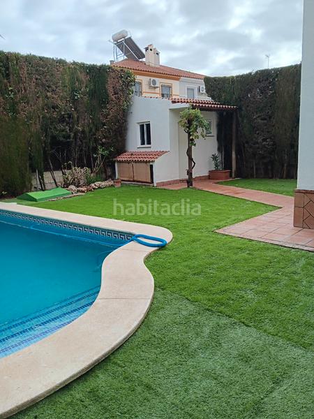 Foto 5b52eabc-9d5f-4358-ac5a-d4ed86b66c3e. Lloguer casa aparellada amb xemeneia piscina a Gelves