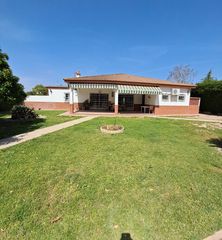 Xalet a Palomares del Río. Espectacular chalet de una sola planta con sótay y  piscina priv