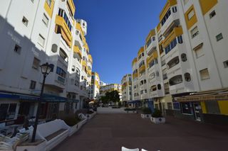Aparcament cotxe en Parque de la Paloma. Plaza de garaje en zona residencial