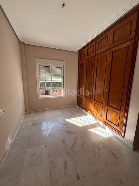 Foto b5ec346a-b823-4c48-a3d9-49a2fdd42f2a. Casa aparellada amb xemeneia aparcament a Almensilla