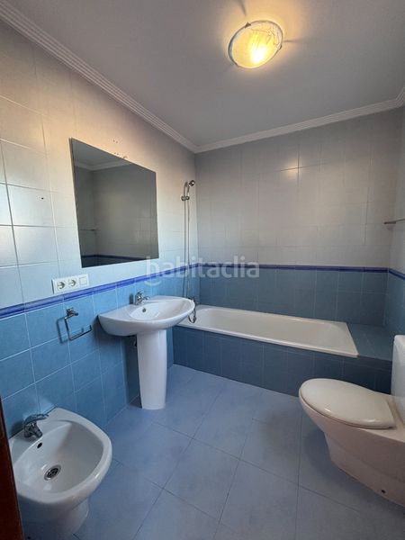 Foto fa11a3d6-b1a5-4a21-a001-3935de8aa300. Casa aparellada amb xemeneia aparcament a Almensilla