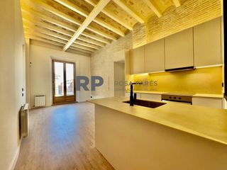 Etagenwohnung  Davallades. Piso reformado a estrenar en la plaza mayor de vic