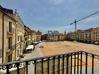 Pis  Davallades. Piso reformado a estrenar en la plaza mayor de vic