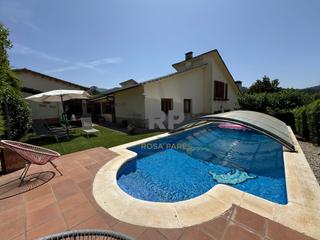 Casa  Joan maragall. Chalet con encanto, espacio y vistas de ensueño en aiguafreda