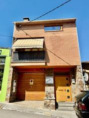 Reihenhaus in Centelles. Casa adosada con garaje en venta