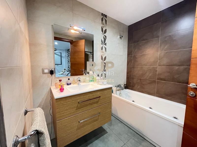 Foto bbd8ac47-9b8c-4888-8e34-b0eefe73c219. Appartement avec chauffage parking dans Centelles