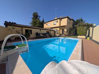 Casa adossada a Bellavista. Impresionante pareado con piscina privada y amplia parcela de es