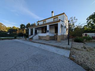 Casa en Núcleo Urbano. Chalet en aljaraque con gran parcela y piscina privada