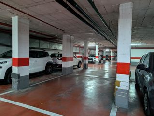 Miete Autoparkplatz in Centro. Alquiler de plaza de garaje para coche grande