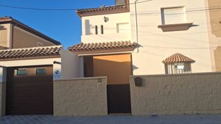 Semi detached house in Villafranco del Guadalquivir. Magnifico pareado seminuevo con garaje privado, patio, terrazas
