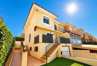 Casa aparellada a Calle Ruperto Chapí 40