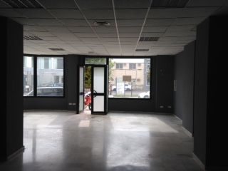 Lloguer Local Comercial a Pisa. Local comercial en calle principal de parque empresarial pisa,