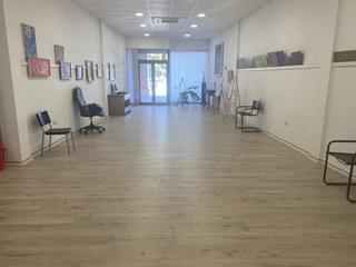 Lloguer Local Comercial a Gelves. Fabuloso local comercial, muy amplio y muy bien conservado, prep