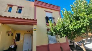 Casa aparellada a Sanlúcar la Mayor. ¡descubre este impresionante chalet pareado que combina confort